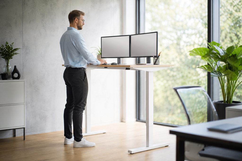 Titelbild zu „Höhenverstellbarer Schreibtisch: gesünder, konzentrierter und flexibler arbeiten“