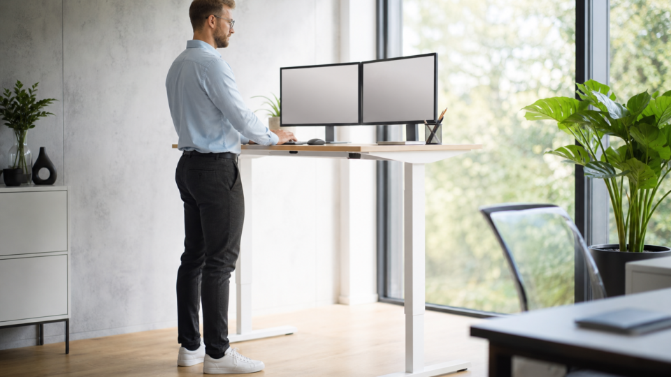 Titelbild zu „Höhenverstellbarer Schreibtisch: gesünder, konzentrierter und flexibler arbeiten“