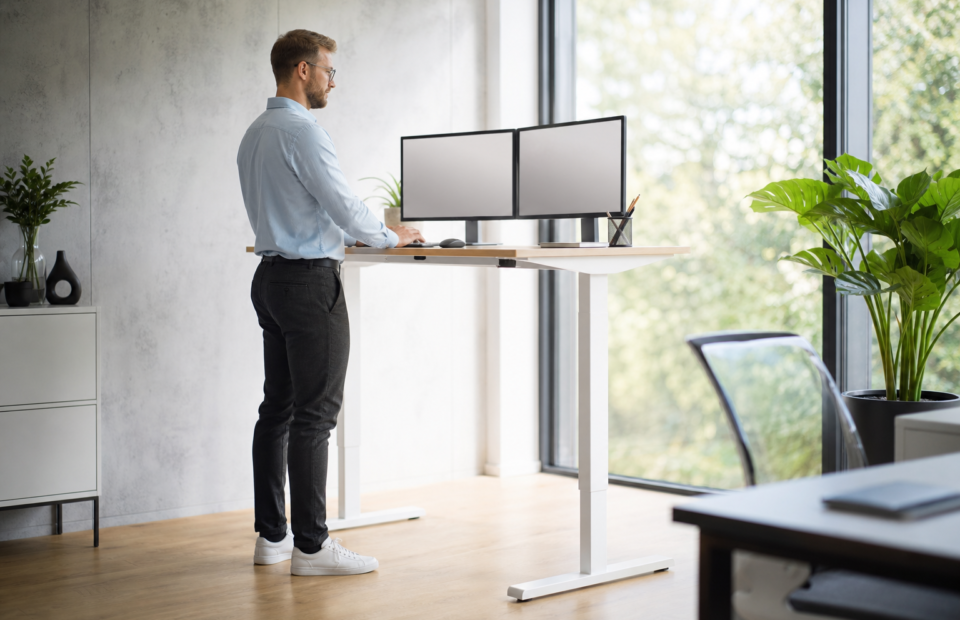 Titelbild zu „Höhenverstellbarer Schreibtisch: gesünder, konzentrierter und flexibler arbeiten“